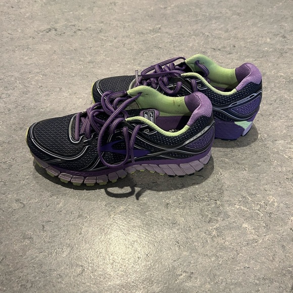 Like NEW Brooks Running Shoes - Picture 3 of 6